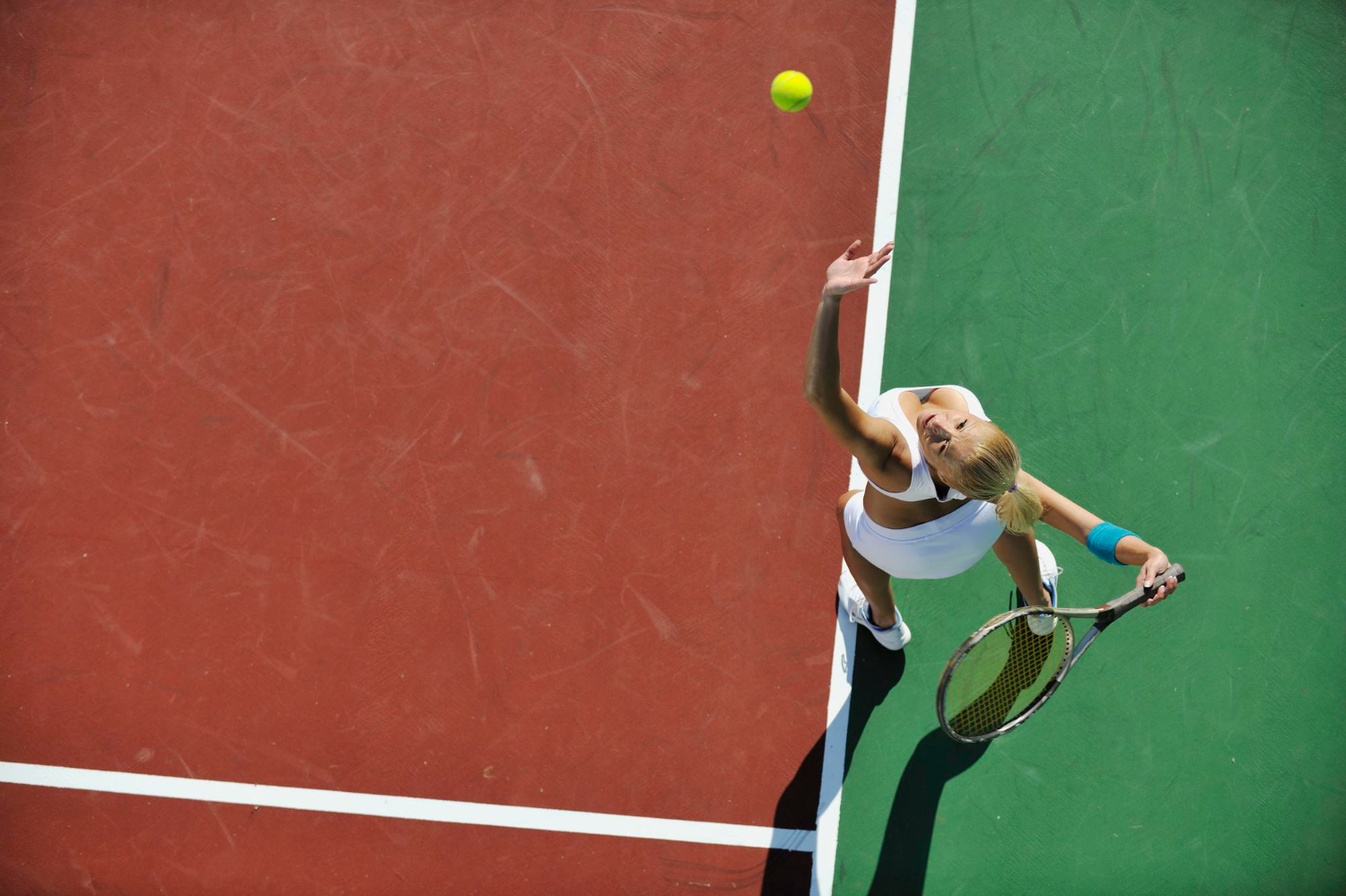 młoda kobieta grajaca w tenisa
